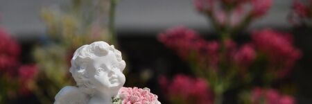 Koruyucu melek Lelahel: <i>şifa</i>, sevgi ve ışık meleği