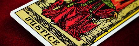Adalet Tarot Kartı: Anlamı ve Yorumu