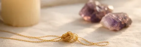 Dolaşan Kolye: Manevi Anlamı ve Düğümün Sırrı 📿