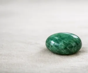Yeşim (Jade) Taşı: Anlamı, Özellikleri ve Bakımı