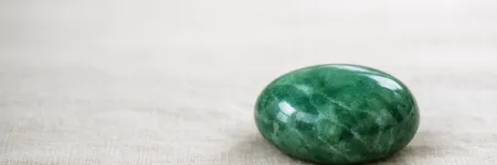 Yeşim (Jade) Taşı: Anlamı, Özellikleri ve Bakımı
