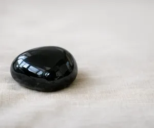 Obsidyen Taşı: Anlamı, Özellikleri ve Arındırılması
