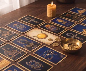 Mısır Tarotu'nda Tılsımlar: maddi olanın ailesi