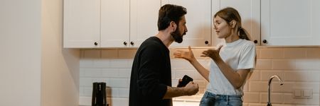 Partnerinle tartışma yaşarsan bu cümlelerden kaçın!